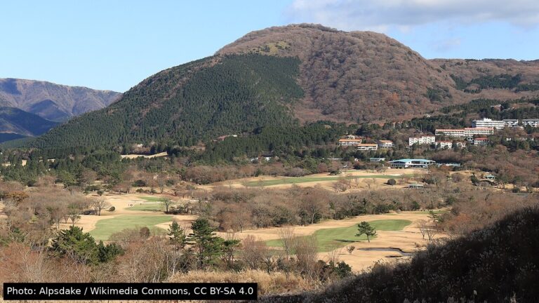 Japanese golf course scenery (photo: Alpsdake / Wikimedia Commons, CC BY-SA 4.0)
